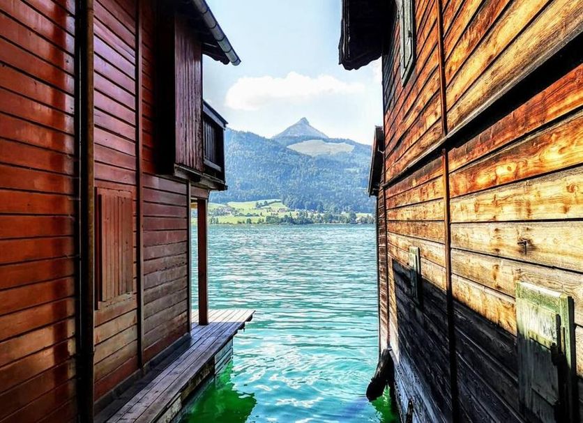Das Zimmerbräu in Sankt Wolfgang im Salzkammergut with lake and mountain view between wooden buildings