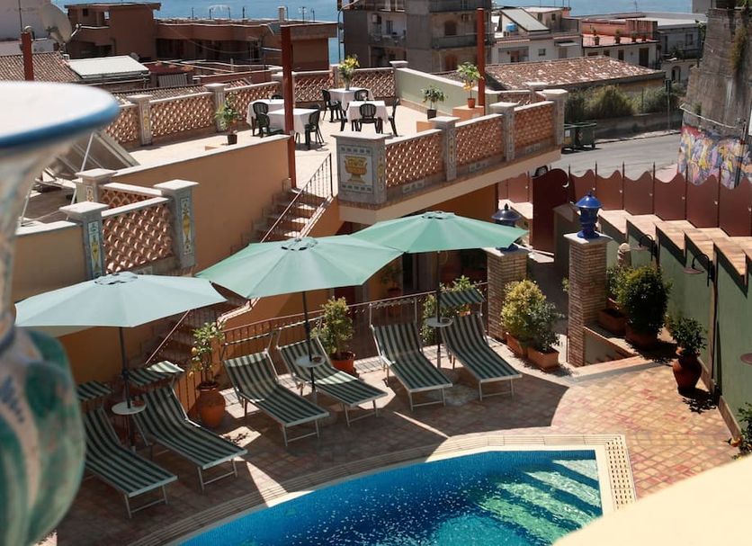 B&B Villa Cristina in Giardini Naxos with rooftop terrace, loungers, umbrellas and small pool