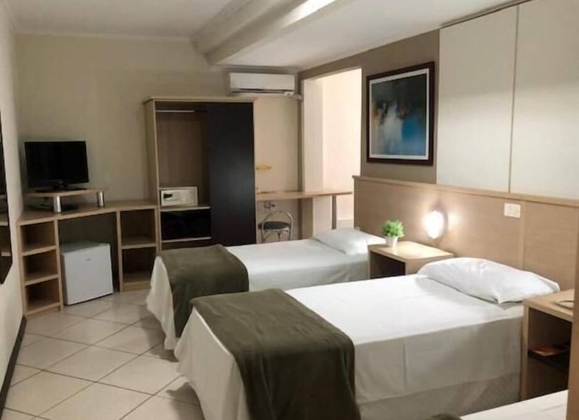 Hotel Steinhausen, Blumenau: twin beds in a simple hotel room with TV, desk and wardrobe