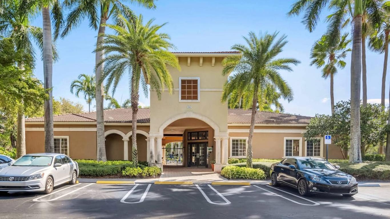 Luxurious Apartments with Pool and Gym at Boynton Beach