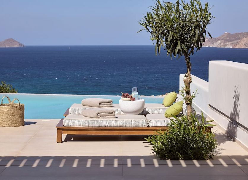 Hotel Milos Sea Resort in Plaka with infinity pool, sunbed and sea view