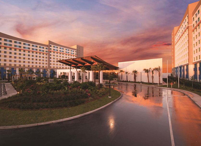 Universal Endless Summer Resort Dockside in Orlando with sunset-reflecting drive and landscaped entrance