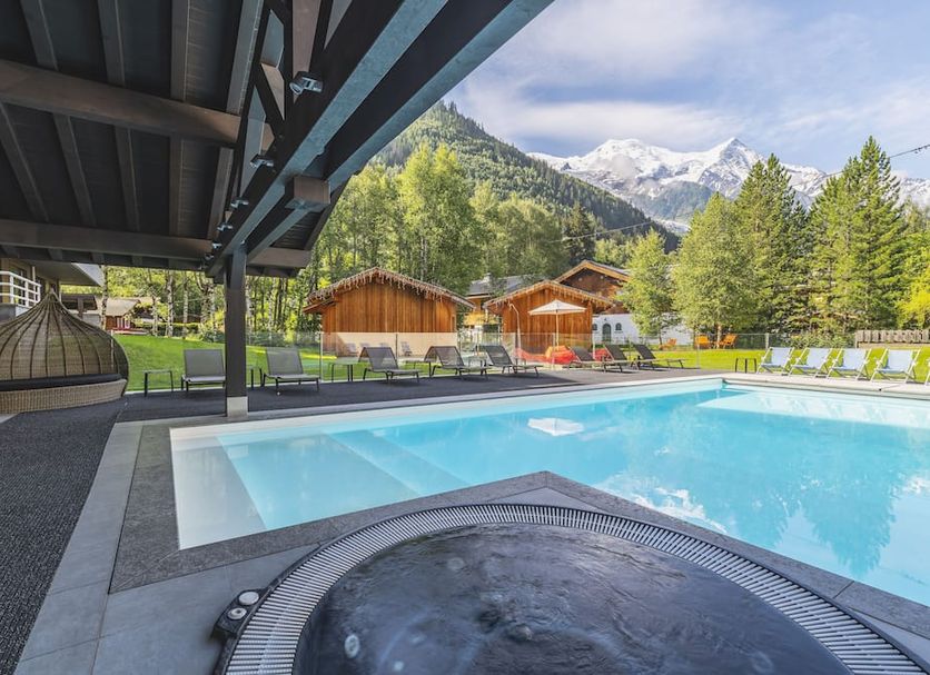 Hôtel Les Aiglons Chamonix outdoor pool with mountain view in Chamonix