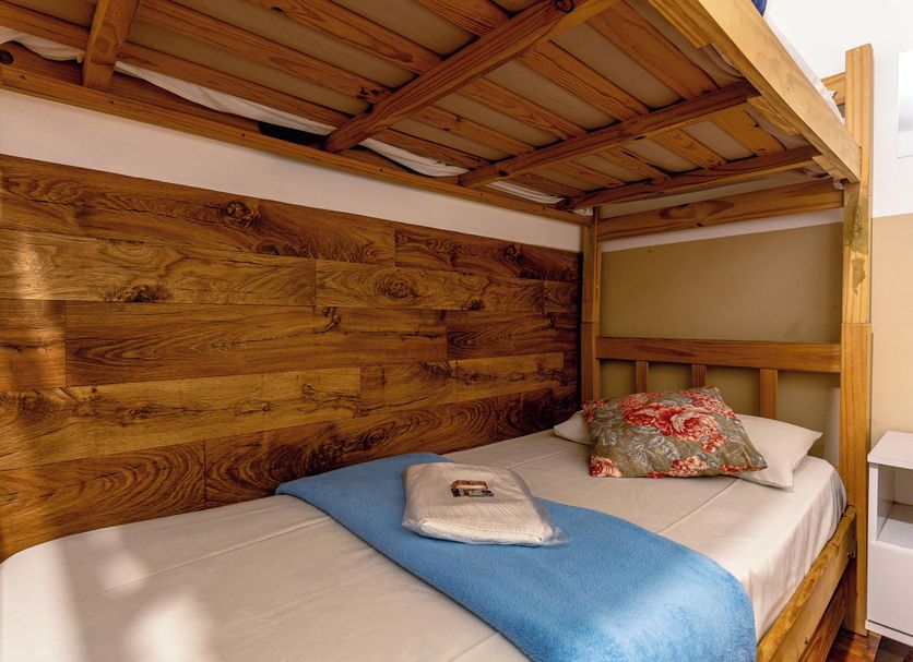 Pousada Soft Brooklin in Sao Paulo bunk bed with wood paneling and neatly made single bed
