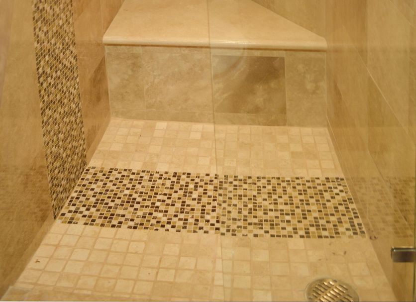 Hotel San Luis Lindavista, Culiacán bathroom shower with tiled bench and glass enclosure