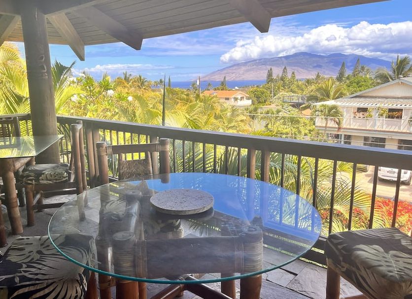 Maui What a Wonderful World Bed & Breakfast in Kīhei with balcony seating and ocean and mountain views