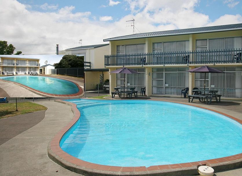 Raceway Motel in Whanganui with outdoor pool and motel rooms overlooking the pool area