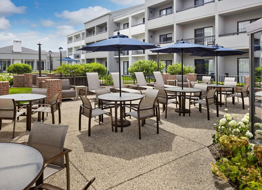Courtyard by Marriott Chicago Waukegan/Gurnee patio with tables, umbrellas and outdoor seating in Waukegan