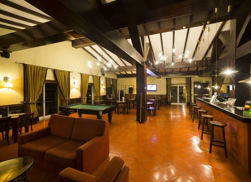 Vila Gale Alentejo Vineyard - Clube de Campo in Beja, spacious lounge bar with pool table and high ceilings
