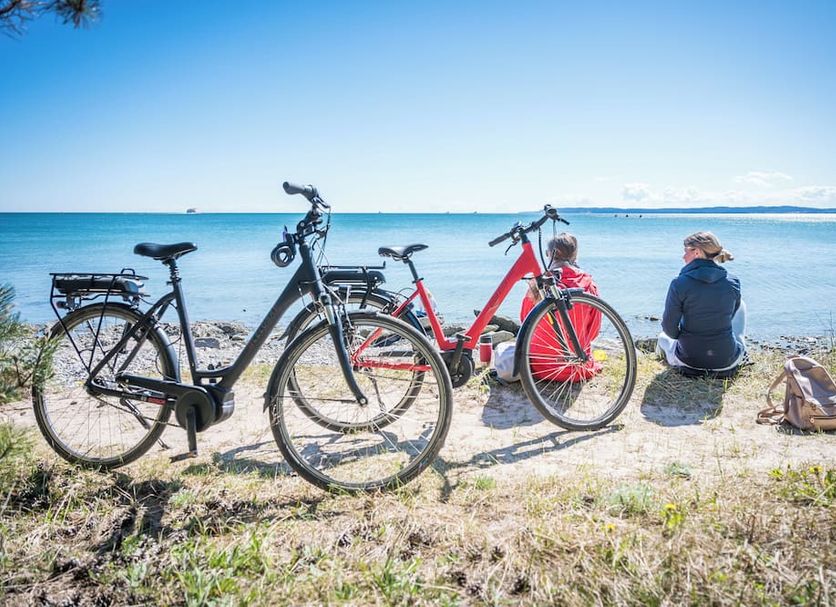 Aparthotel Königslinie, Saßnitz: bicycles by the seaside with people sitting on the shore
