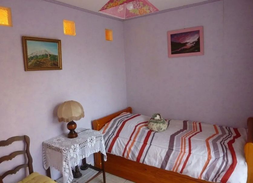 Beau Mas à Montolivet bedroom in Marseille with single bed, bedside lamp, and framed wall art
