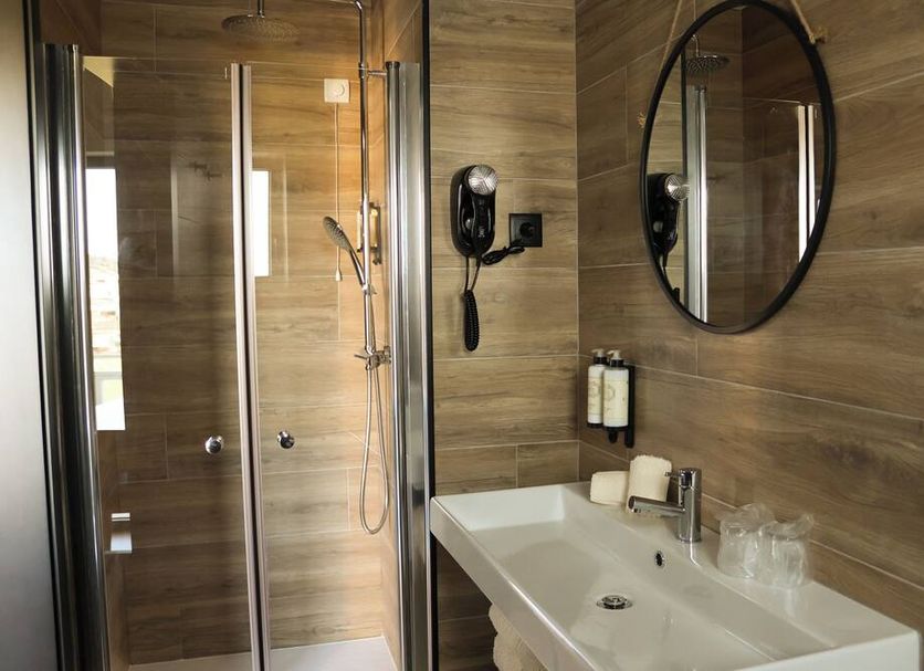 Quinta da Seixeda bathroom in Alijo with walk-in shower, vanity sink and oval mirror