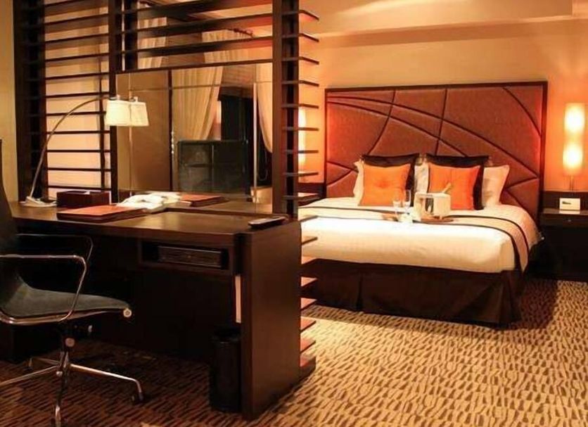 Hotel Terrace the Garden Mito room with desk, chair and king bed in Mito
