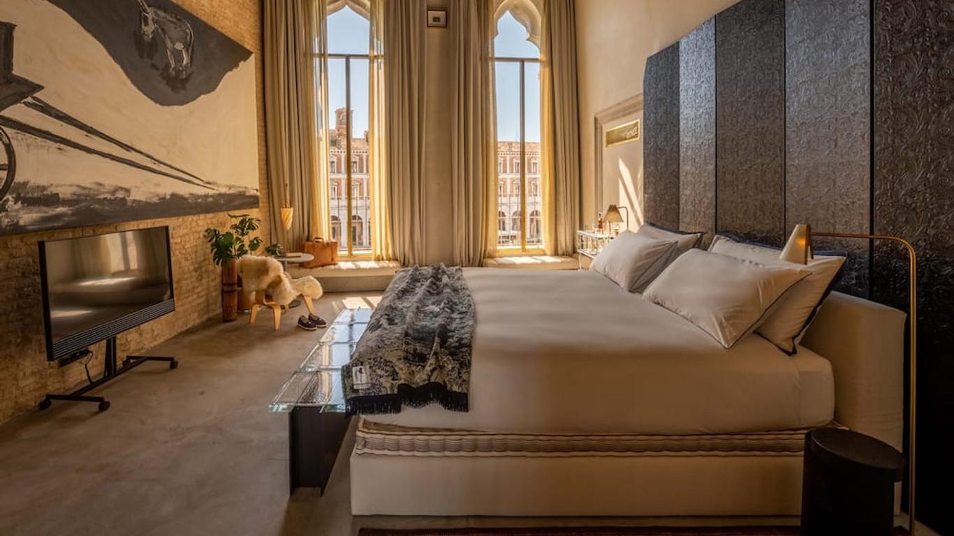 The Venice Venice Hotel