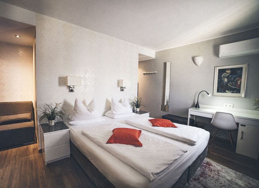 Gartenstadt Hotel, Ludwigshafen am Rhein: twin bed hotel room with desk, sofa, and modern lighting