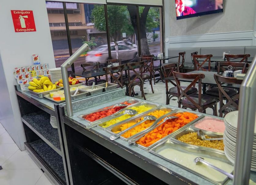 Hotel Roma Guadalajara breakfast buffet with fruit, pastries and hot dishes in a dining area