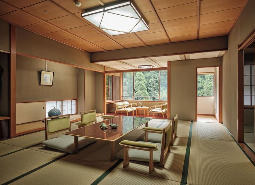 Sansuikan Kawayu Midoriya in Tanabe: tatami room with low table and chairs, forest view