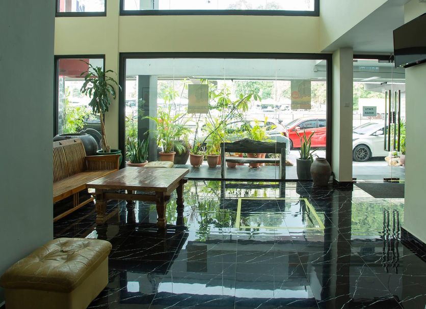 OYO 90151 Hill Inn Batu Caves lobby with seating, potted plants and large front windows