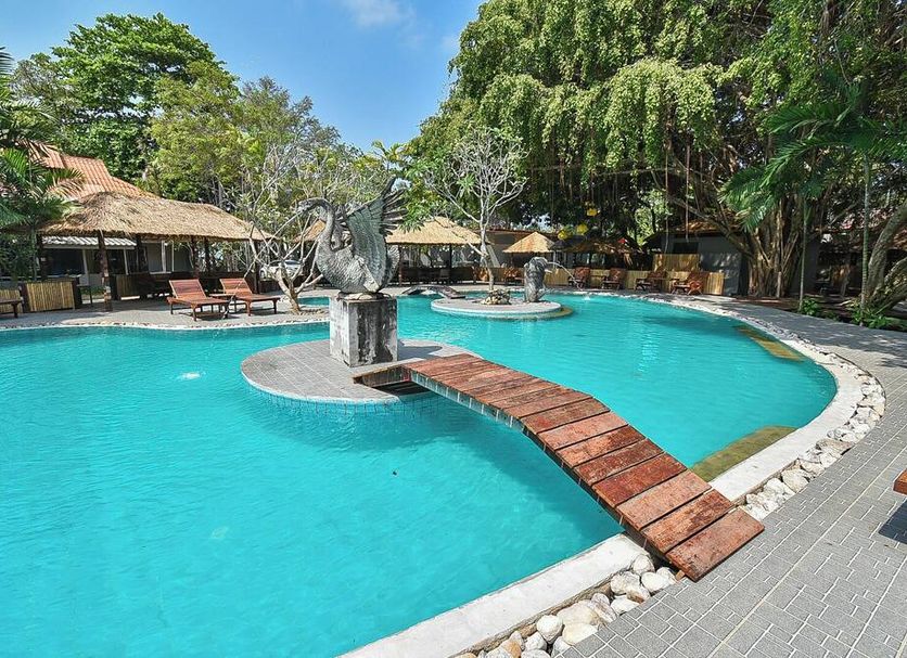 Villa Cha Cha Chaolao Beach Resort in Chanthaburi with a lagoon-style outdoor pool and wooden bridge
