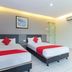 Hotel Suria Malaqa, Malacca: twin beds in a simple guest room with red accents