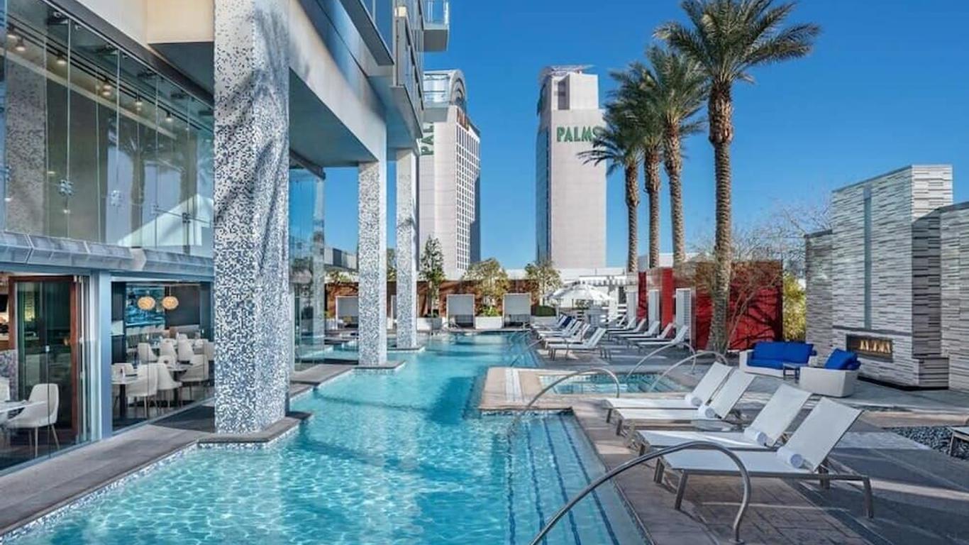 Charming High Floor Strip Views Palms Studio 30306