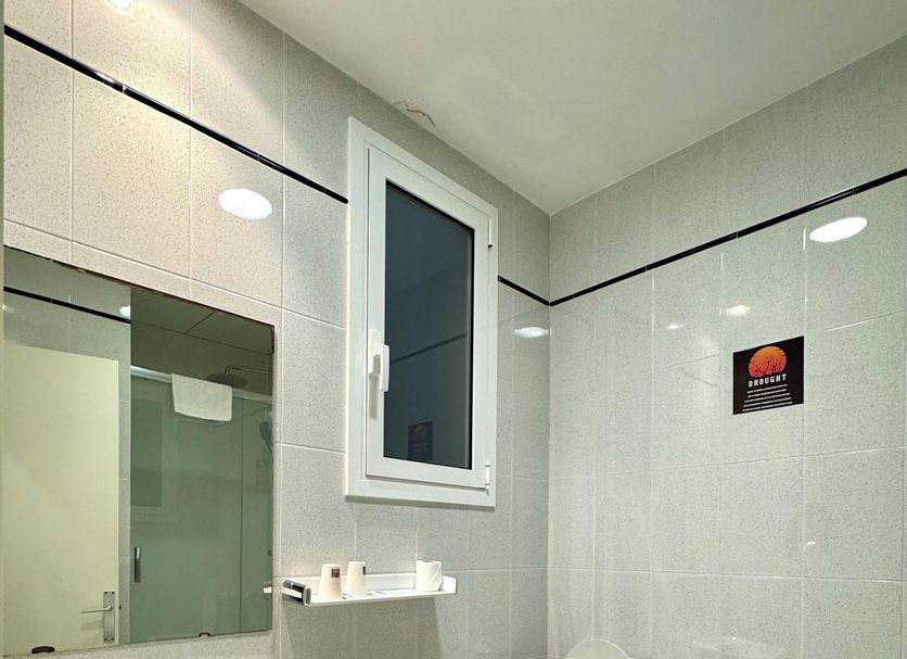Pensión Peiró bathroom in Barcelona with sink, toilet, bidet, and wall mirror