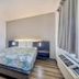 Motel 6 Chicago West - Villa Park guest room with bed, window and closet area