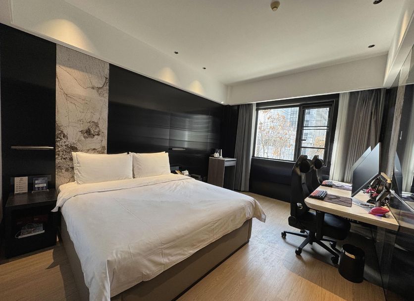 The Pearl Boutique Hotel Wenzhou guest room with king bed, desk and window view