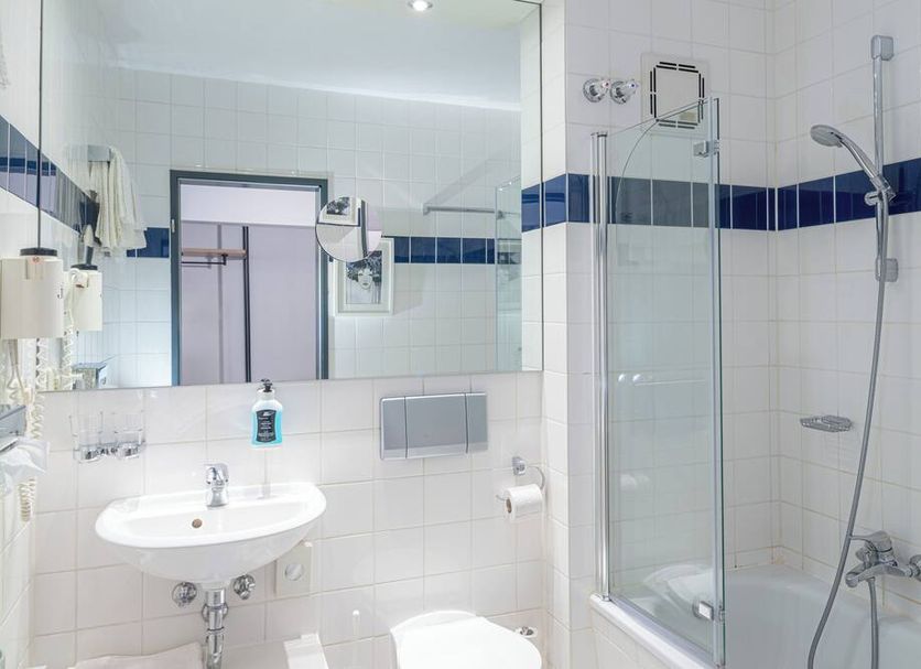 Hotel Jean-Paul bathroom with sink, large mirror, and glass shower in Schwarzenbach an der Saale