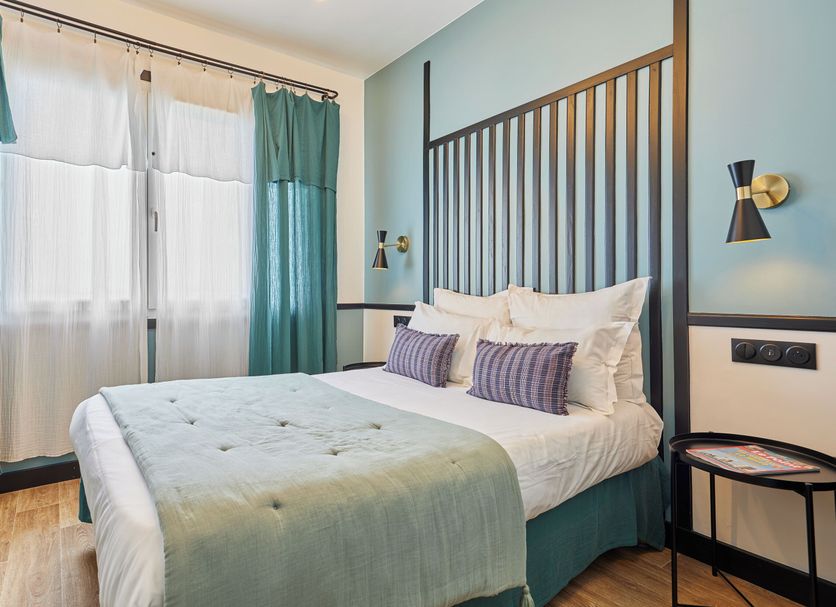 Hôtel Richelieu, Le Havre: bright guest room with king bed, teal curtains and blue walls