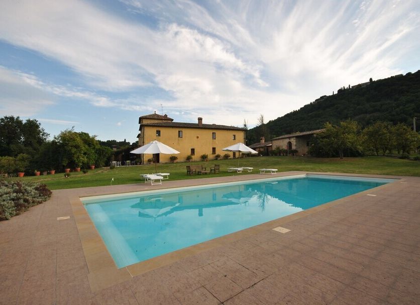 Agriturismo Podere Pratovecchio in Montefollonico with outdoor pool and countryside views