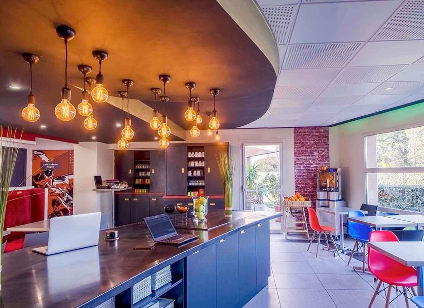 ibis Styles Toulouse-Blagnac Aéroport in Blagnac lobby bar with hanging lights and seating
