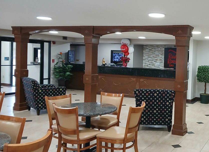 Red Roof Inn Leeds lobby with check-in desk, seating area, and tiled floor in Leeds
