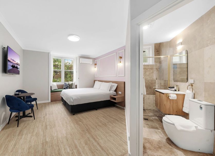 Hotel Avonleigh Katoomba room with bed, desk, window and ensuite bathroom