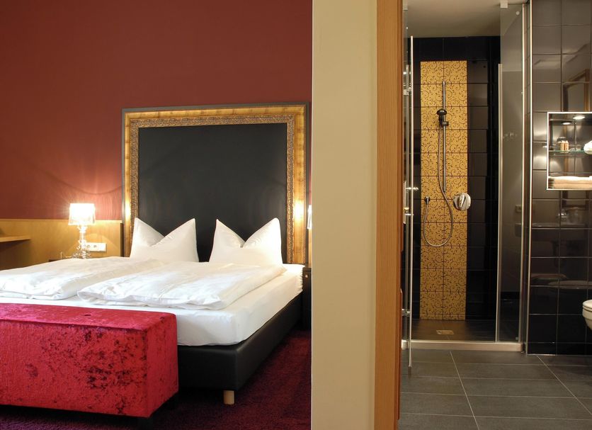 Klostergasthof Raitenhaslach in Burghausen: bedroom beside modern bathroom with walk-in shower