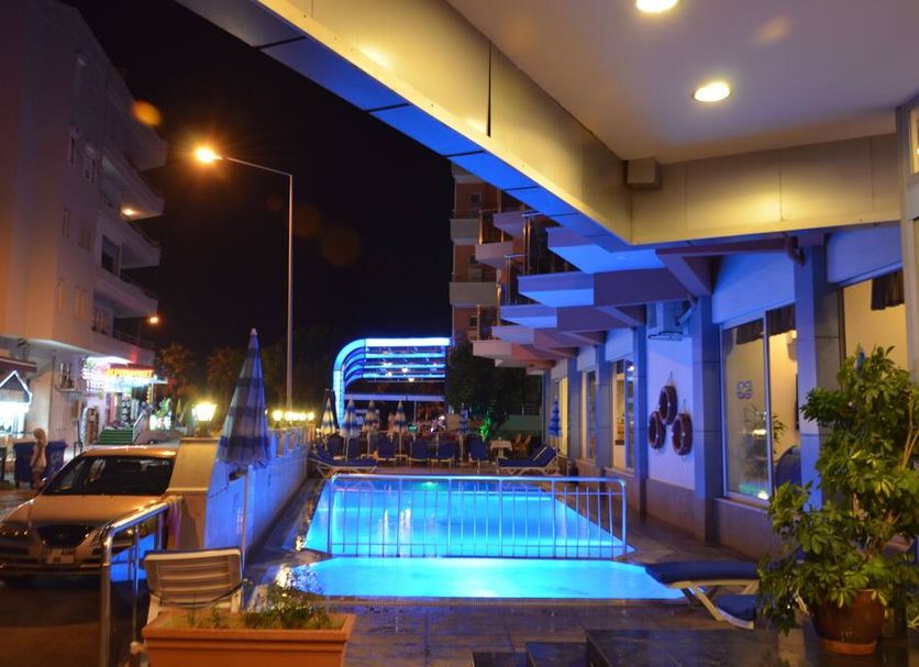 Kleopatra Balik Hotel in Alanya with a small illuminated outdoor pool at night