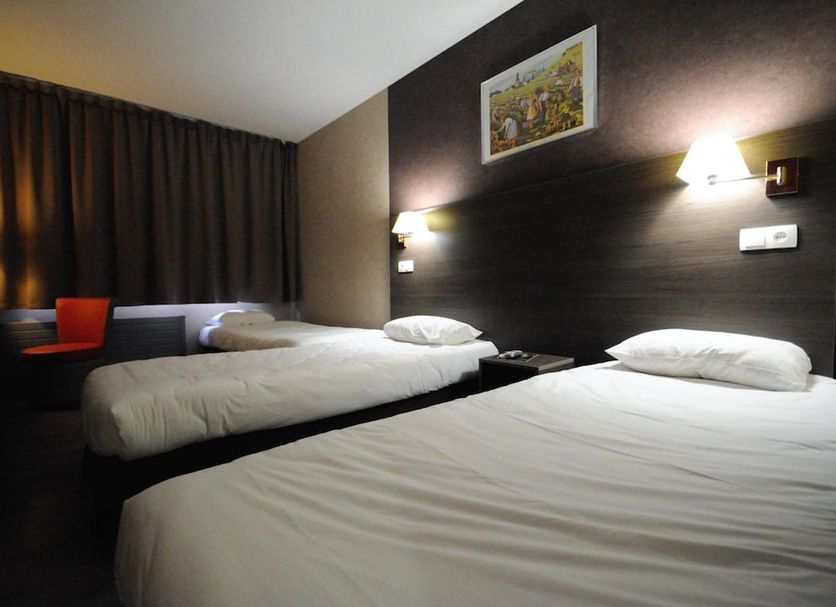 Hotel Val Vert, Pouilly-en-Auxois: twin guest room with two single beds and wall lights