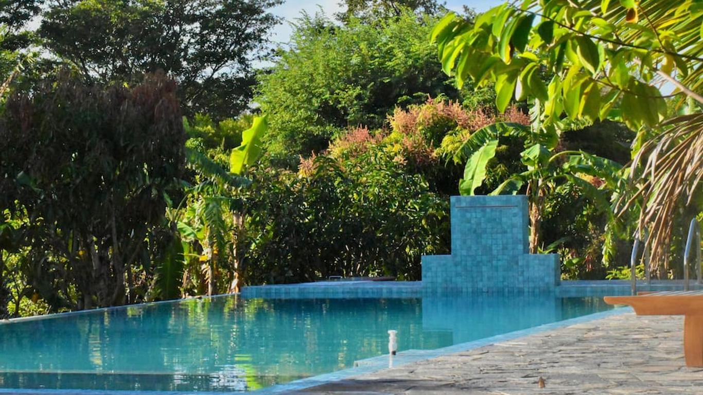 Green Hut Hotel & Restaurant