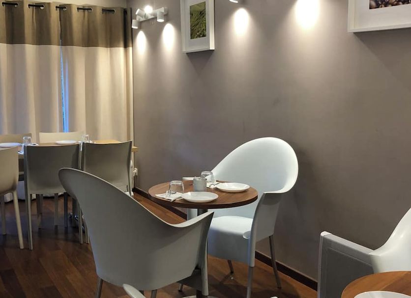 Villa Rambouillet in Rambouillet dining area with modern chairs and set tables
