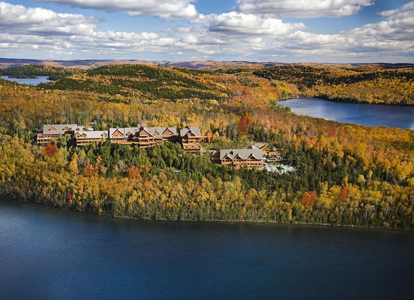 Sacacomie Hôtel et Spa in Saint-Alexis-des-Monts surrounded by autumn forest beside a lake