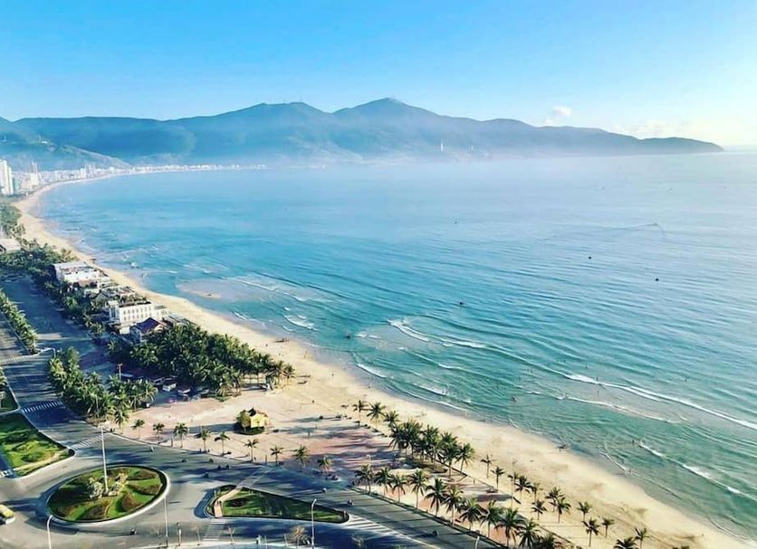 Diamond Sea Hotel, Da Nang: panoramic beachfront view of the bay, beach, and coastal road