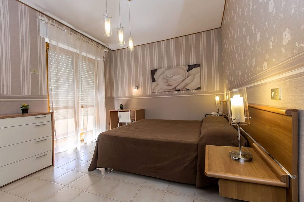 Hotel Residence Ulivi e Palme room in Cagliari with double bed, balcony doors and modern decor