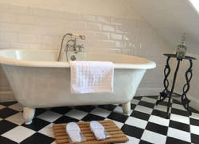 Kames Hotel, Tighnabruaich: clawfoot bathtub with towel in black-and-white tiled bathroom