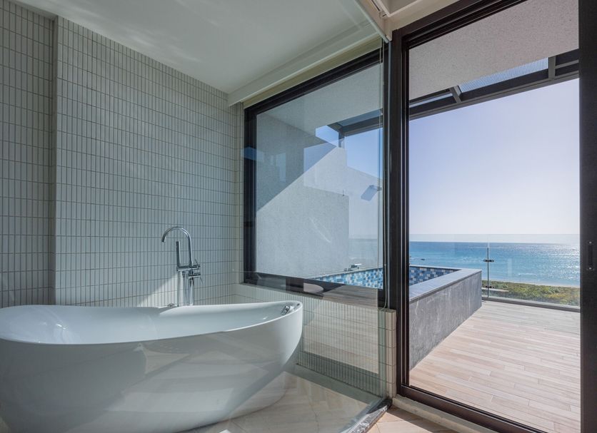 Kenting Sea Wall 130 bathroom with soaking tub and ocean-view terrace in Kenting