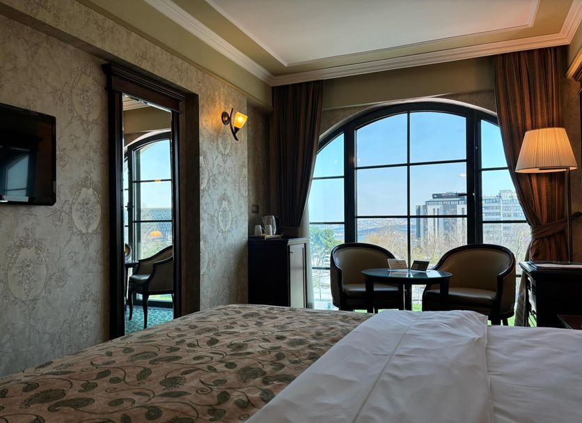 Germir Palas Hotel - Special Class Istanbul guest room with arched window and city view