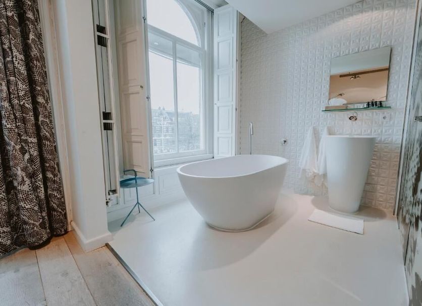 Boutique Hotels Manna & Blue, Nijmegen: modern bathroom with freestanding tub and window view