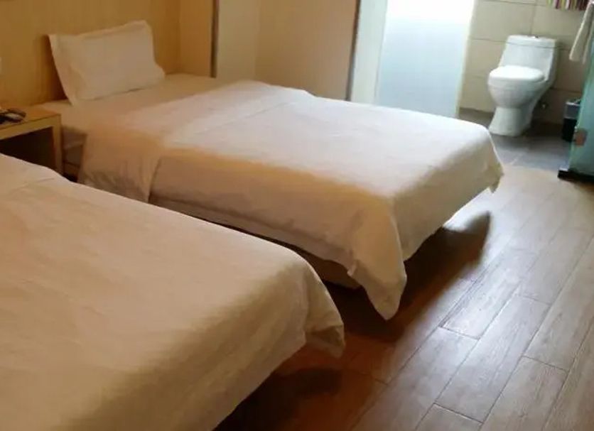 7 Days Inn Guangzhou Zoo Metro Station Branch twin room with two beds and bathroom view