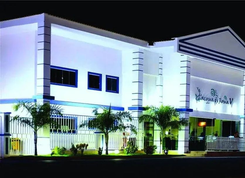 Resort L'acqua Diroma V hotel exterior at night in Caldas Novas with palm trees and illuminated facade