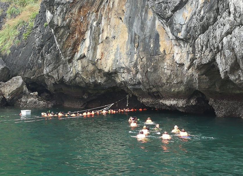 Blue Shore Cottage in Ban Hat Pak Meng near rocky sea cave with swimmers in clear water