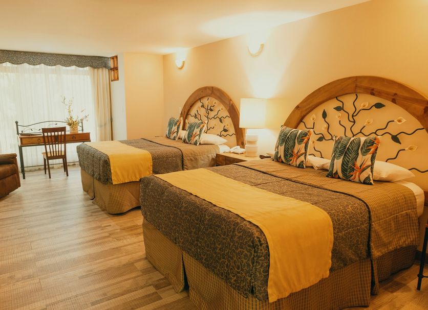 El Rodeo Estancia Boutique Hotel & Steakhouse in San Antonio: twin guest room with balcony and desk
